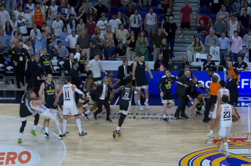 H Euroleague καταδικάζει τα επεισόδια στο παρκέ στον αγώνα Ρεάλ – Παρτιζάν – Θα αποφασίσει δικαστής για τις ποινές