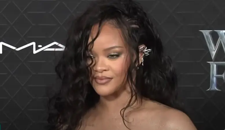 Η Rihanna θα είναι η νέα “Στρουμφίτα” – Θα δανείσει τη φωνή της στη μικρή μπλε ηρωίδα (vid)