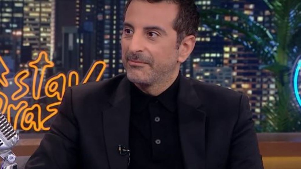 Ο Στέλιος Κουδουνάρης για τα πρώτα του χρόνια στον χώρο της μόδας – “Είχα πετάξει τα ρούχα κάτω, τα πατούσα και έκλαιγα” (vids)
