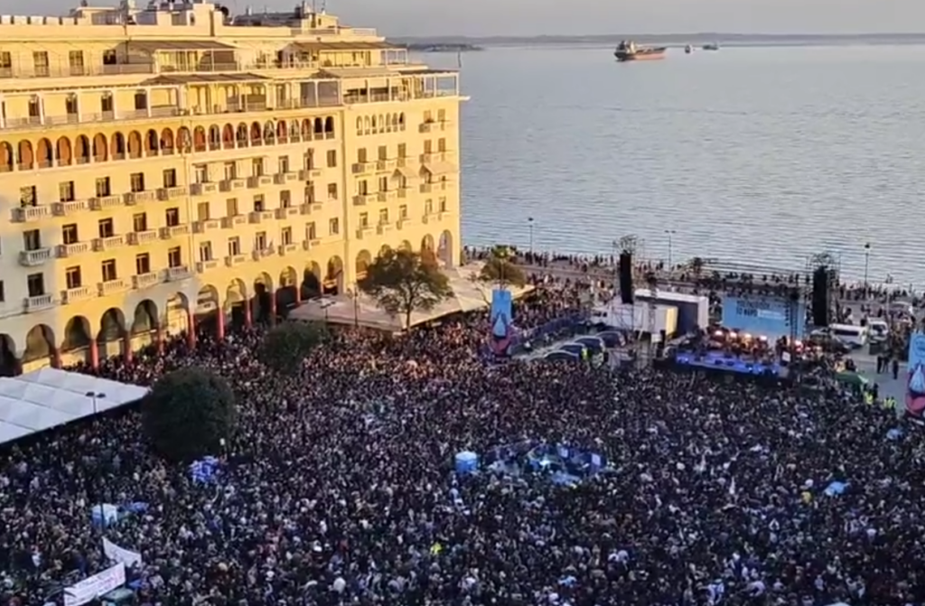 Συναυλία στη Θεσσαλονίκη για το νερό – “Βούλιαξε” η Αριστοτέλους από τον κόσμο (pic&vid)