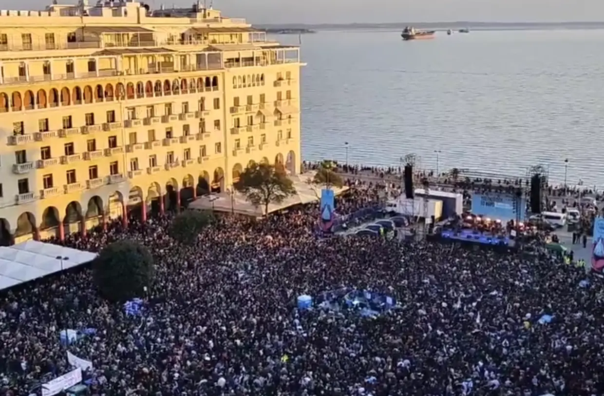 Συναυλία στη Θεσσαλονίκη για το νερό – “Βούλιαξε” η Αριστοτέλους από τον κόσμο (pic&vid)