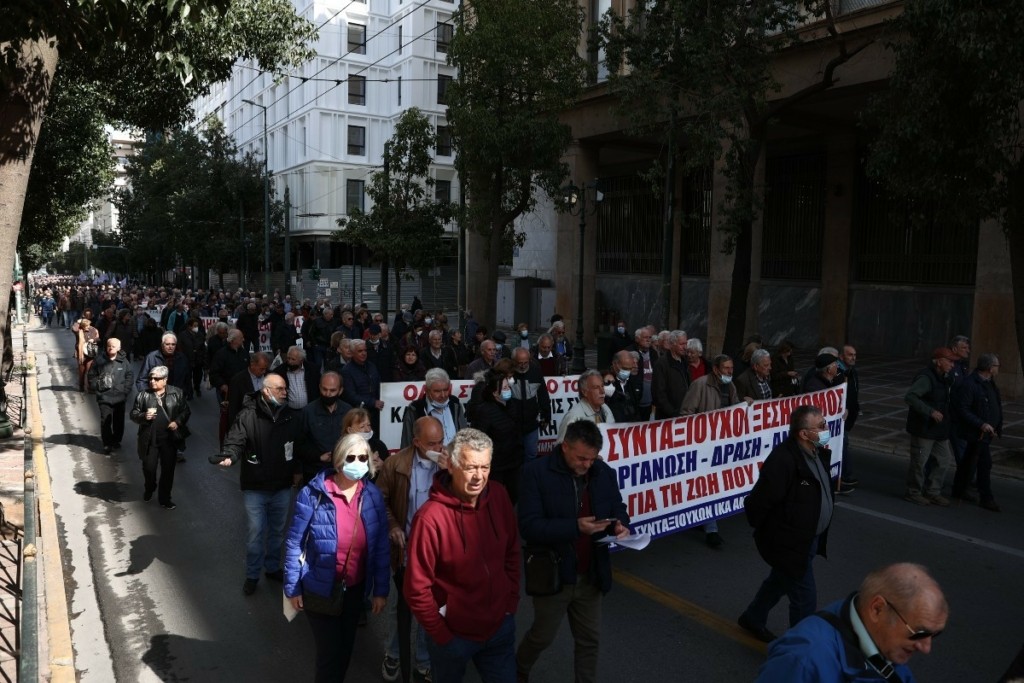 Συγκέντρωση διαμαρτυρίας έξω από το Υπουργείο Εργασίας από συνταξιούχους – Τα αιτήματά τους (pics)