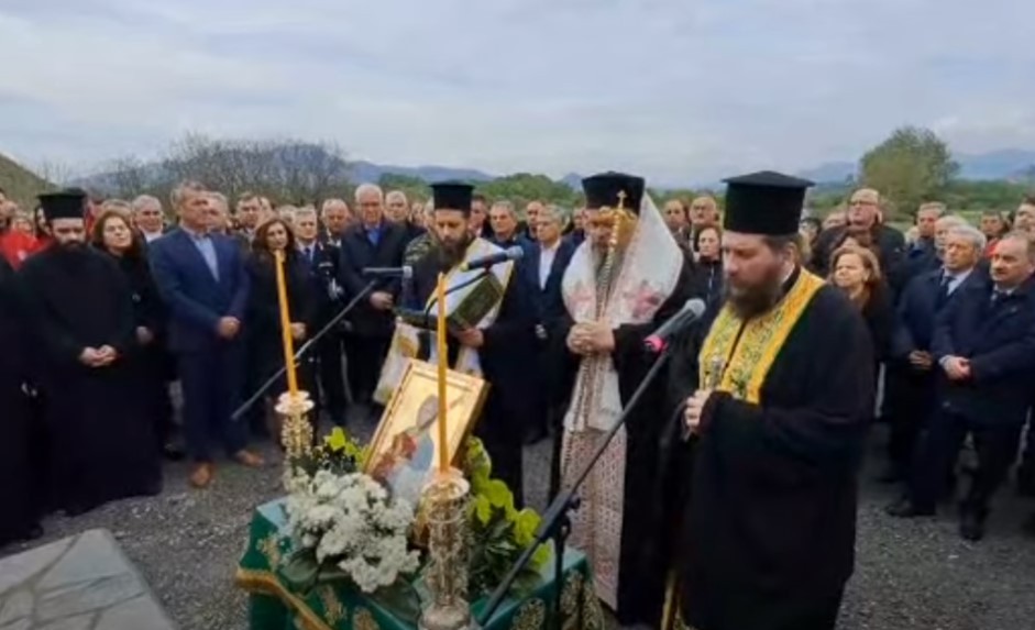 Ανείπωτη θλίψη στο σημείο της τραγωδίας των Τεμπών – Τελέστηκε μνημόσυνο από τους συγγενείς των θυμάτων (vid)