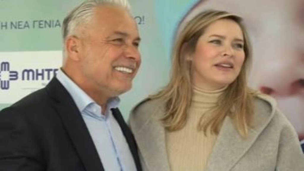 Ο Χάρης Χριστόπουλος και η Ανίτα Μπραντ πήραν εξιτήριο από το μαιευτήριο μετά τη γέννηση του δεύτερου γιου τους (vids)