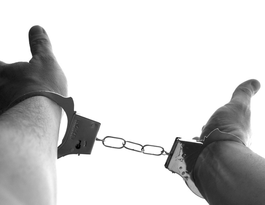 Τους έπιασαν στα “πράσα” ενώ προσπαθούσαν να βγάλουν αρχαίο μαρμάρινο θραύσμα από την Πάτρα στο εξωτερικό