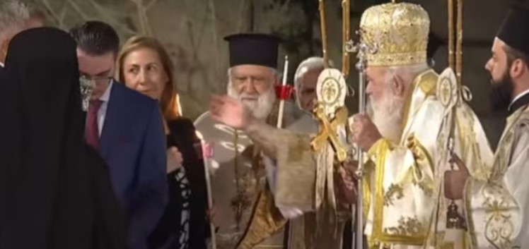 “Λαμπάδιασε” η Μαριλίζα Ξενογιαννακοπούλου – Πήραν φωτιά τα μαλλιά της στην εκκλησία (vid)