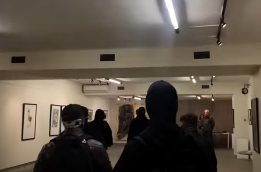 Μέλη της Χρυσής Αυγής έκαναν “ντου” σε έκθεση Σκοπιανού καλλιτέχνη στη Θεσσαλονίκη