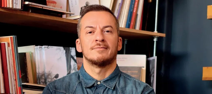 Ο Πάνος Δημάκης στο DEBATER: Το Chase, η σχέση με την Μαρία Μπεκατώρου, τα βιβλία και η συμμετοχή σε 10 τηλεπαιχνίδια