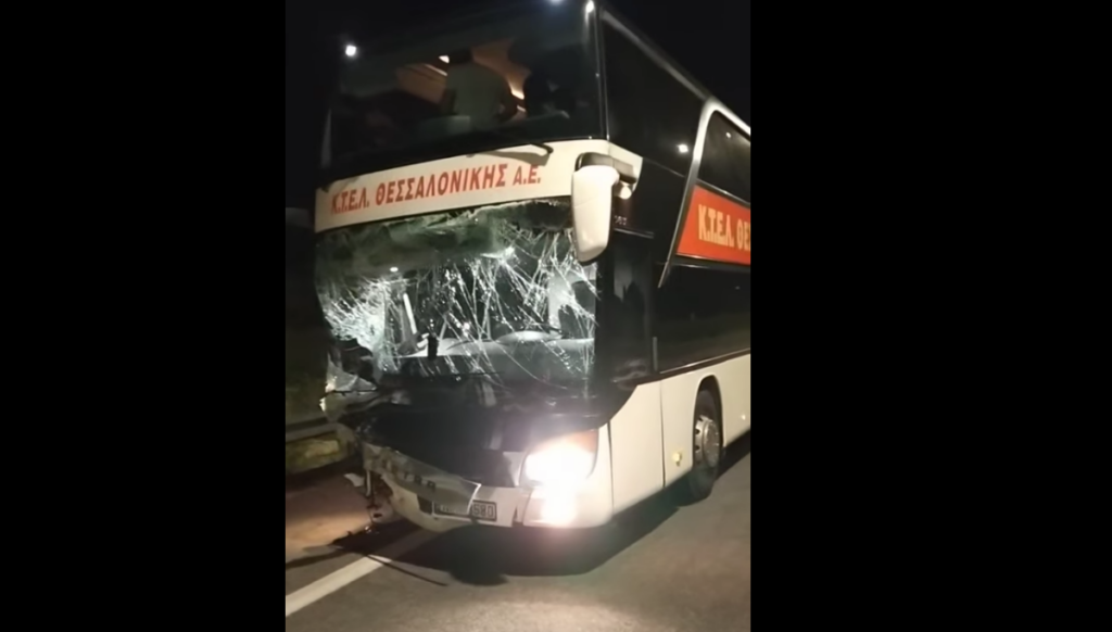 Τροχαίο δυστύχημα στον Πλαταμώνα – Νεκρός 19χρονος και 6 τραυματίες έπειτα από σύγκρουση ΚΤΕΛ με 2 ΙΧ (vids)