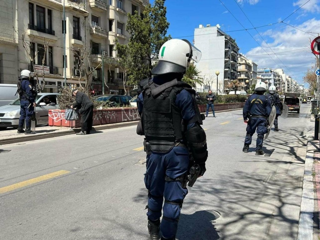Συνελήφθη ο αστυνομικός που πυροβόλησε έξω από την ΑΣΟΕΕ – Η ανακοίνωση της ΕΛΑΣ