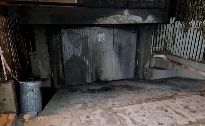 Έκρηξη σε γκαραζόπορτα πολυκατοικίας στους Αμπελόκηπους – Οι δράστες έβαλαν τα γκαζάκια σε καρότσι σούπερ μάρκετ