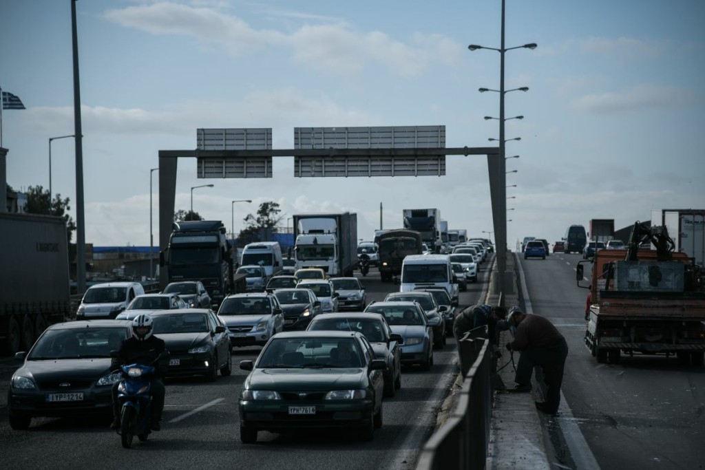 Κυκλοφοριακό χάος στη λεωφόρο Κηφισού μετά από τροχαίο ατύχημα