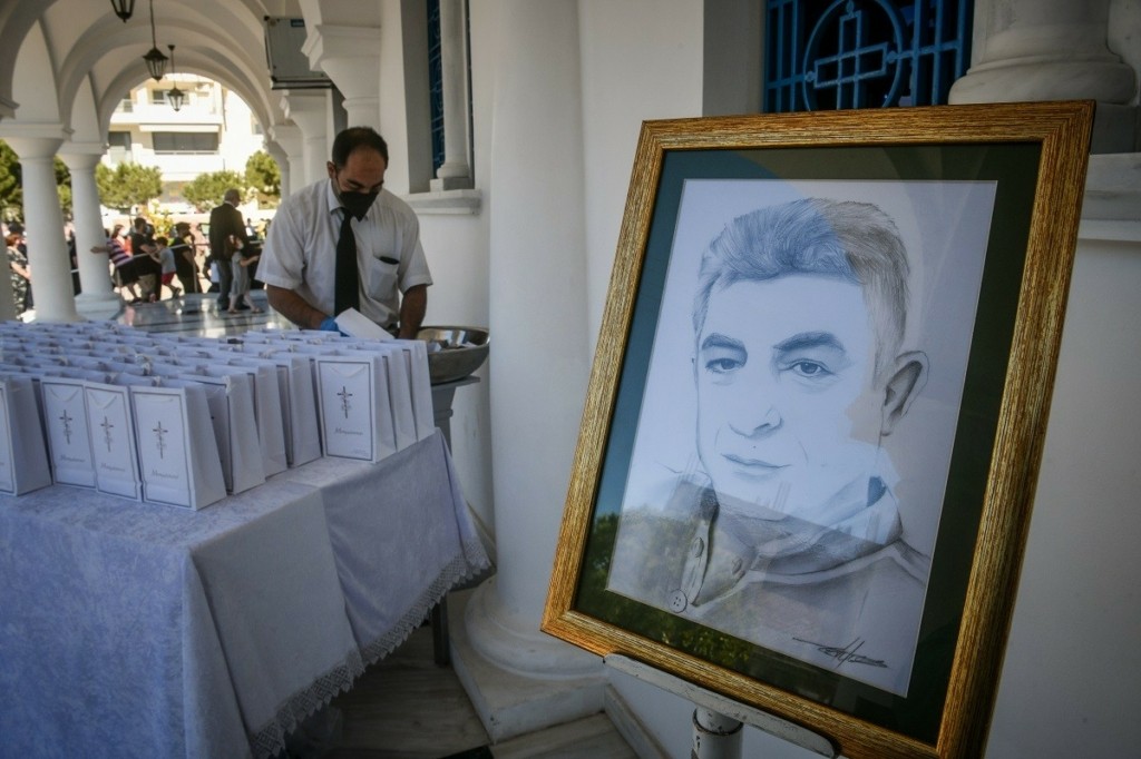 Συγκλονίζει η μητέρα του Γιώργου Καραϊβάζ – “Να ρωτήσω τον εντολέα γιατί το έκανε”
