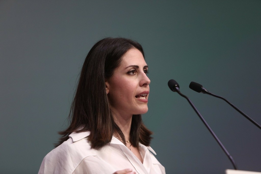 Η πρώτη δημόσια εμφάνιση της Χρονοπούλου – “Να κρατάει ο ένας το χέρι του άλλου”