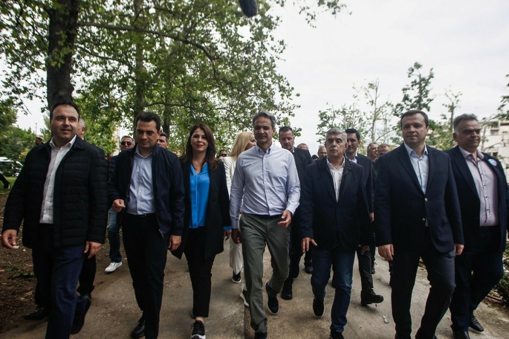Είδε τους γονείς των τριών κοριτσιών που σκοτώθηκαν στο δυστύχημα στα Τέμπη ο Μητσοτάκης