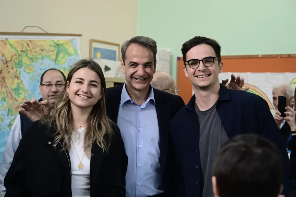 Το αστείο του Μητσοτάκη στον γιο του: “Ελπίζω να σκέφτεται μόνο τους σταυρούς” (vid)