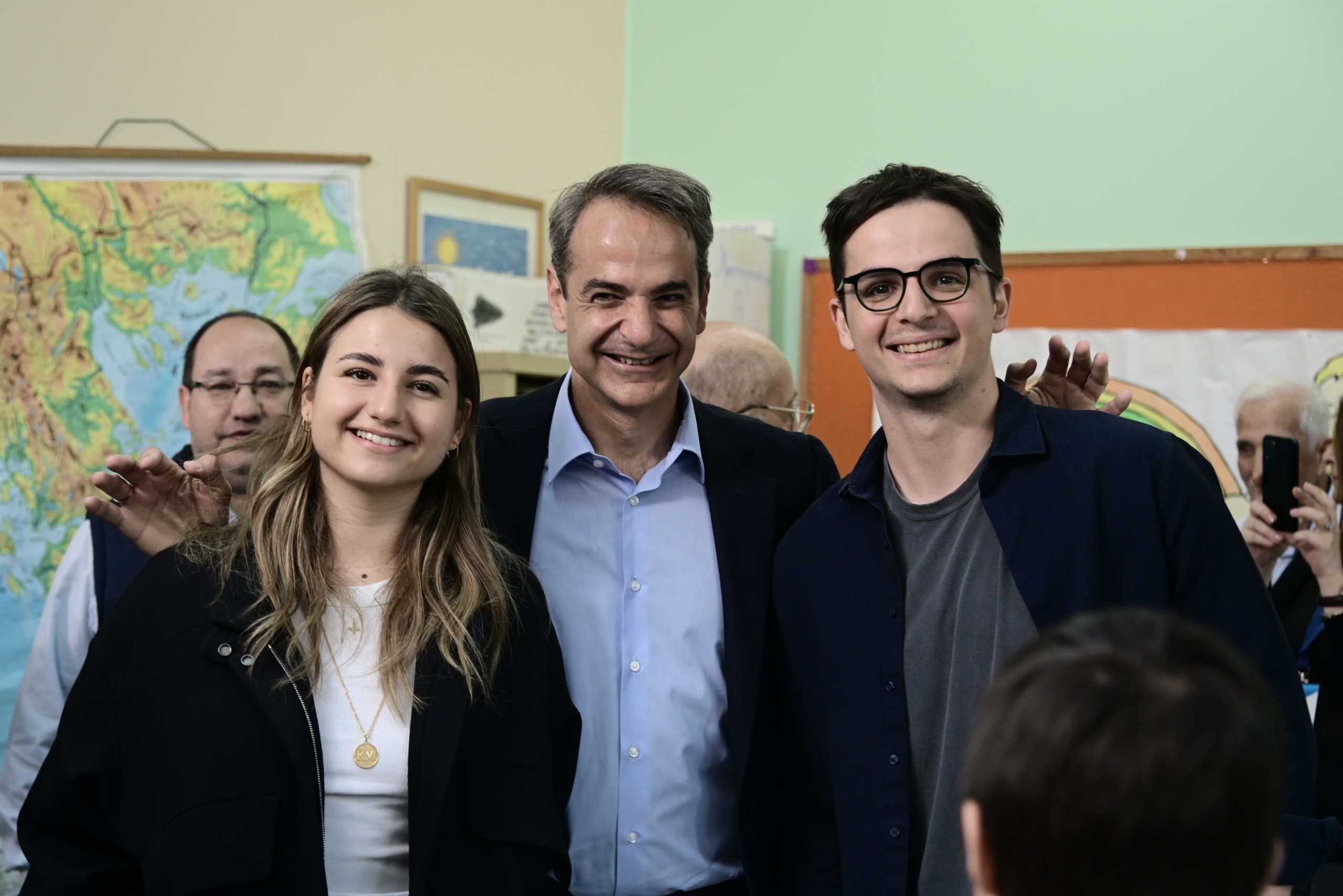 Το αστείο του Μητσοτάκη στον γιο του: “Ελπίζω να σκέφτεται μόνο τους σταυρούς” (vid)
