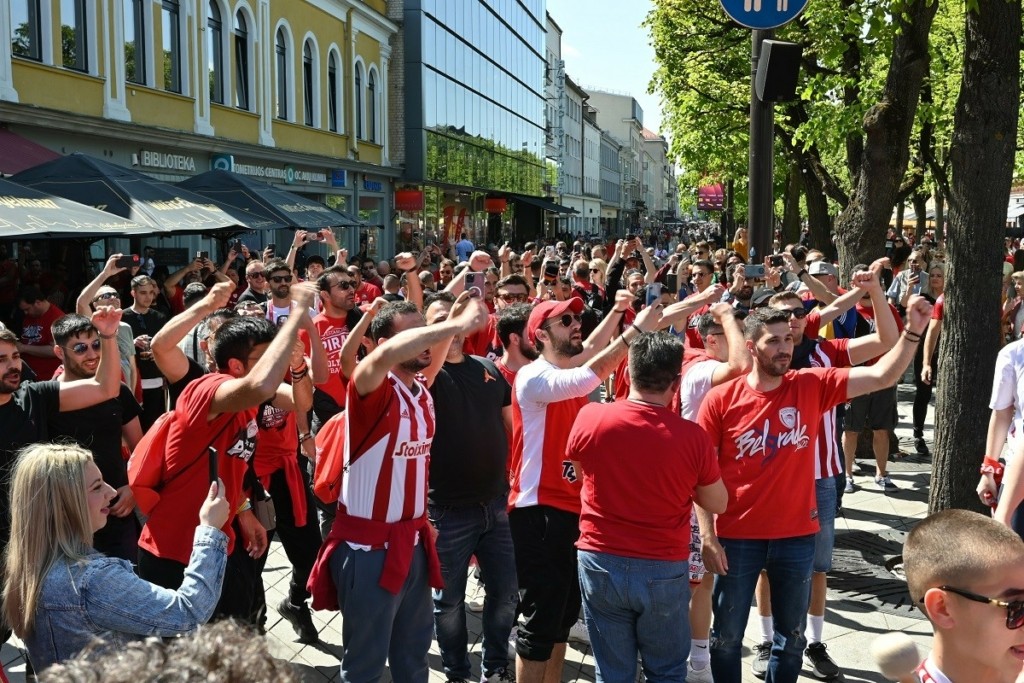Κορυφώνεται το «πάρτι» των φίλων του Ολυμπιακού στο Κάουνας πριν τον μεγάλο τελικό της Euroleague (pics&vid)