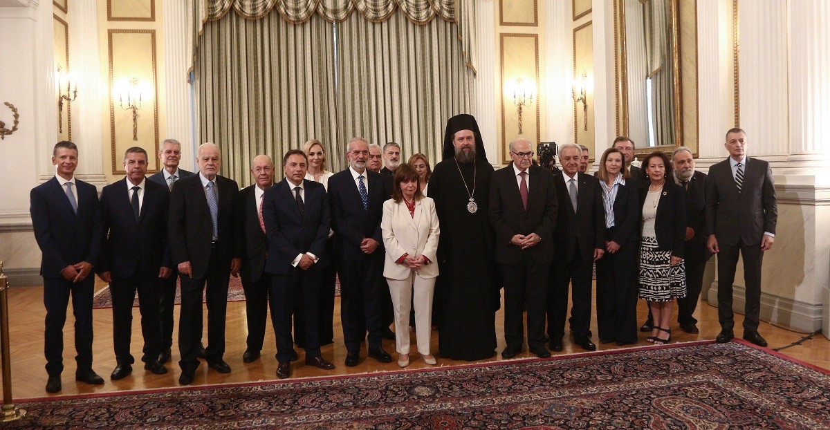 Ορκίστηκε και έπιασε δουλειά η υπηρεσιακή κυβέρνηση – Η τελετή παράδοσης παραλαβής των υπουργείων σε κλικ