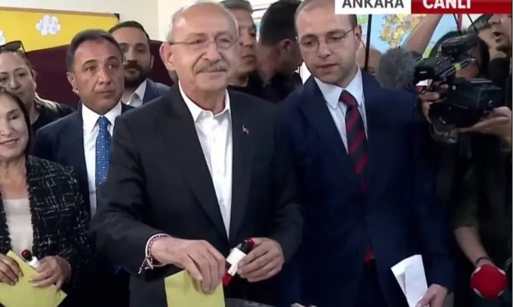 Εκλογές στην Τουρκία: Υπό δρακόντεια μέτρα ασφαλείας ψήφισε ο Κιλιτσντάρογλου (vid)