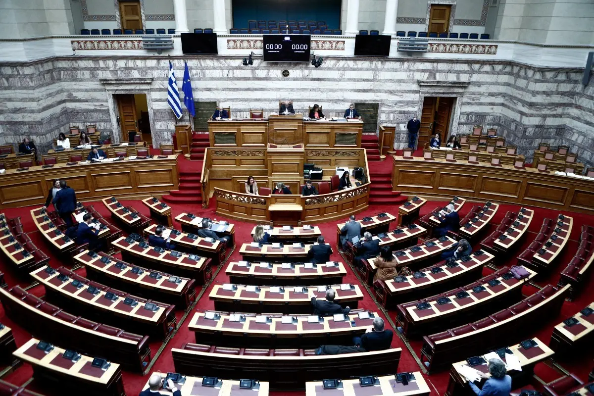 Κατατέθηκε στη Βουλή το προσχέδιο του προϋπολογισμού – Ανάπτυξη 3%, ανεργία 10,6% και πλεόνασμα 2,1%