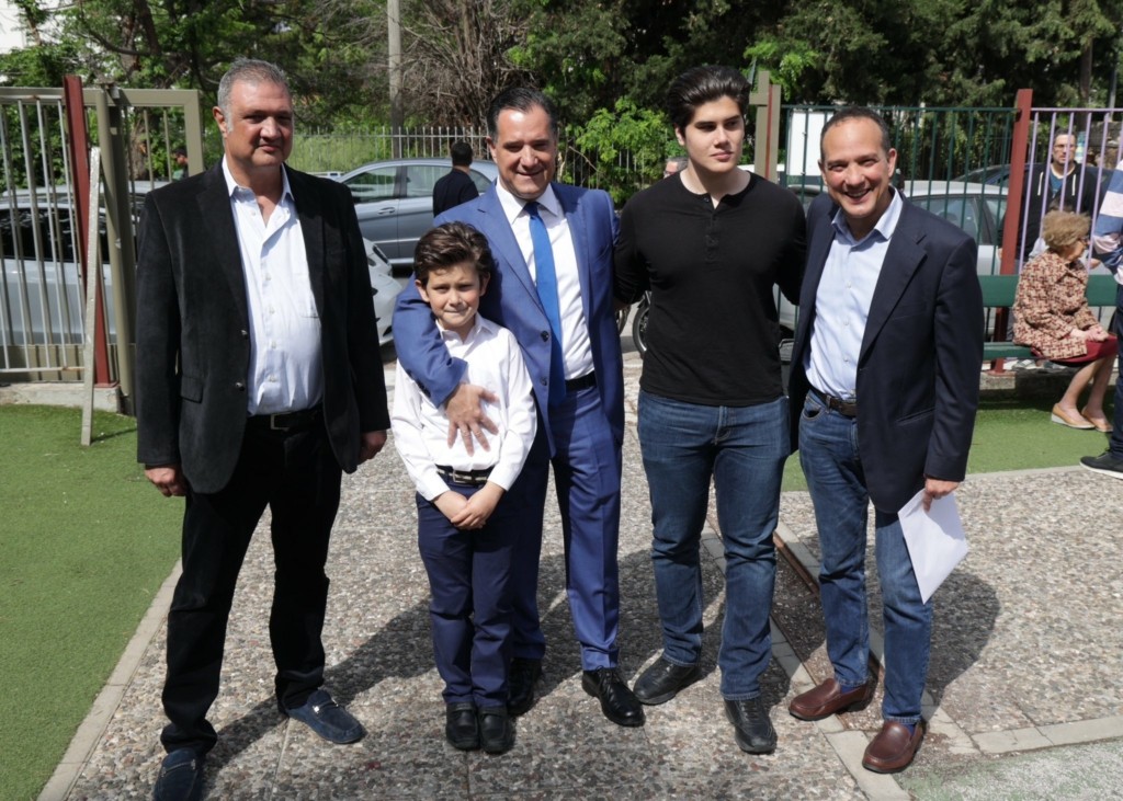 Στην κάλπη σύσσωμη η οικογένεια Γεωργιάδη – Ψηφίζει για πρώτη φορά ο γιος του Αθανάσιος – Περσέας (pics)