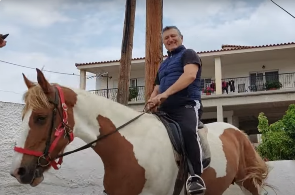 Ναύπλιο: Πήγε να ψηφίσει με… άλογο