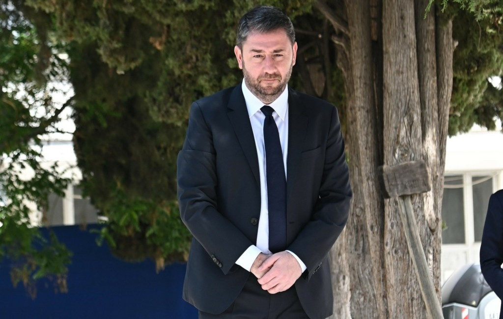 Στον τάφο της Φώφης Γεννηματά ο Νίκος Ανδρουλάκης – Η συμβολική κίνηση (pics)