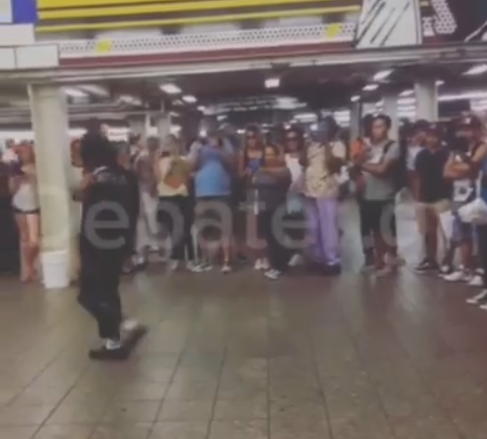 Νέα Υόρκη: Βίντεο ντοκουμέντο με τον άστεγο που στραγγάλισαν στο μετρό – Ντυνόταν Michael Jackson και διασκέδαζε τον κόσμο