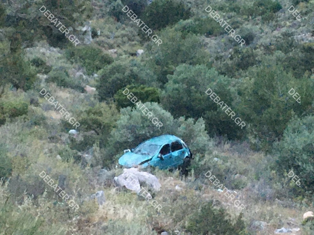 Κορυδαλλός: Αυτοκίνητο με 4 επιβάτες έπεσε σε γκρεμό στο Σχιστό (pics)