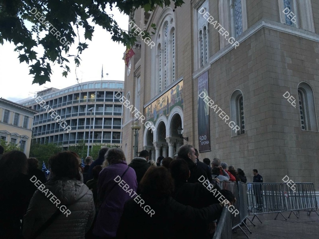 Άξιον Εστί: Ουρές πιστών από τα ξημερώματα στη Μητρόπολη για να προσκυνήσουν την εικόνα της Παναγίας (pics)