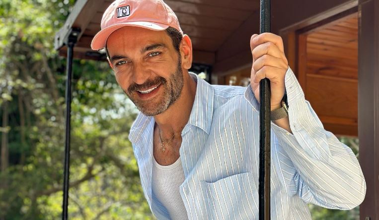 Αγνώριστος ο Κωνσταντίνος Δέδες στα παρασκήνια της Eurovision 2006 (pics)