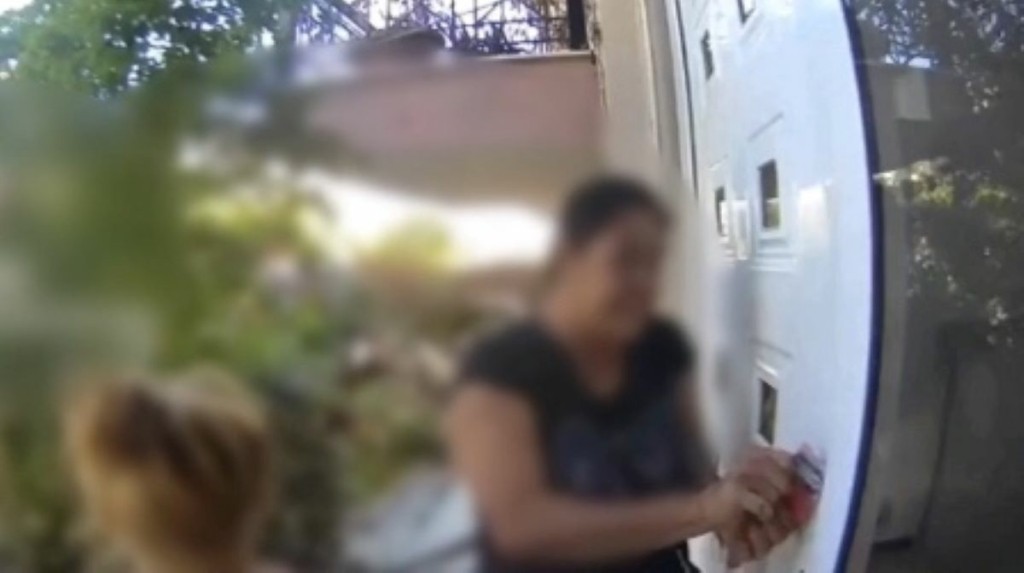 Γλυκά Νερά: Γυναίκες ανοίγουν πανεύκολα την κεντρική είσοδο πολυκατοικίας με κάρτα – Βίντεο – ντοκουμέντο