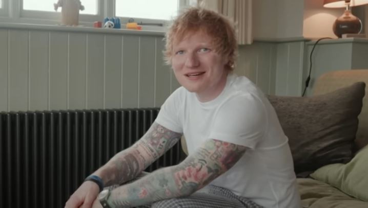 Ο Ed Sheeran δεν μπορεί να παρακολουθήσει το ντοκιμαντέρ για τη ζωή του γιατί… νιώθει άβολα (vids)