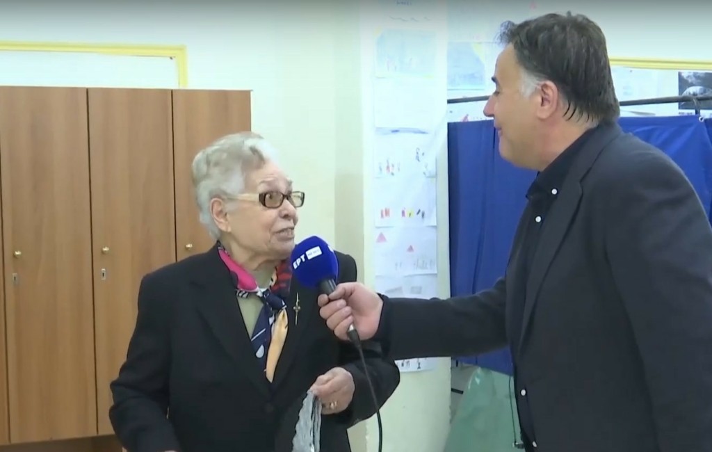 «Ελπίζω να είναι η τελευταία φορά που ψηφίζω» – Επική γιαγιά από τις Σέρρες προσήλθε στην κάλπη