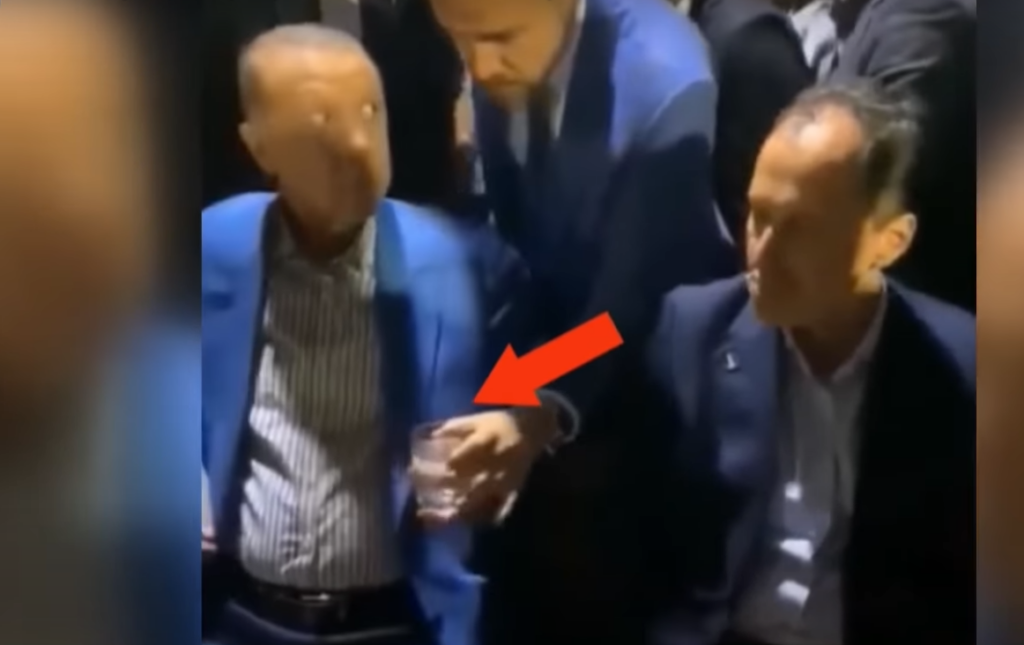 Ρετζέπ Ταγίπ Ερντογάν: Αρνήθηκε το νερό που του προσέφερε σωματοφύλακας – Φόβοι για δολοφονία;