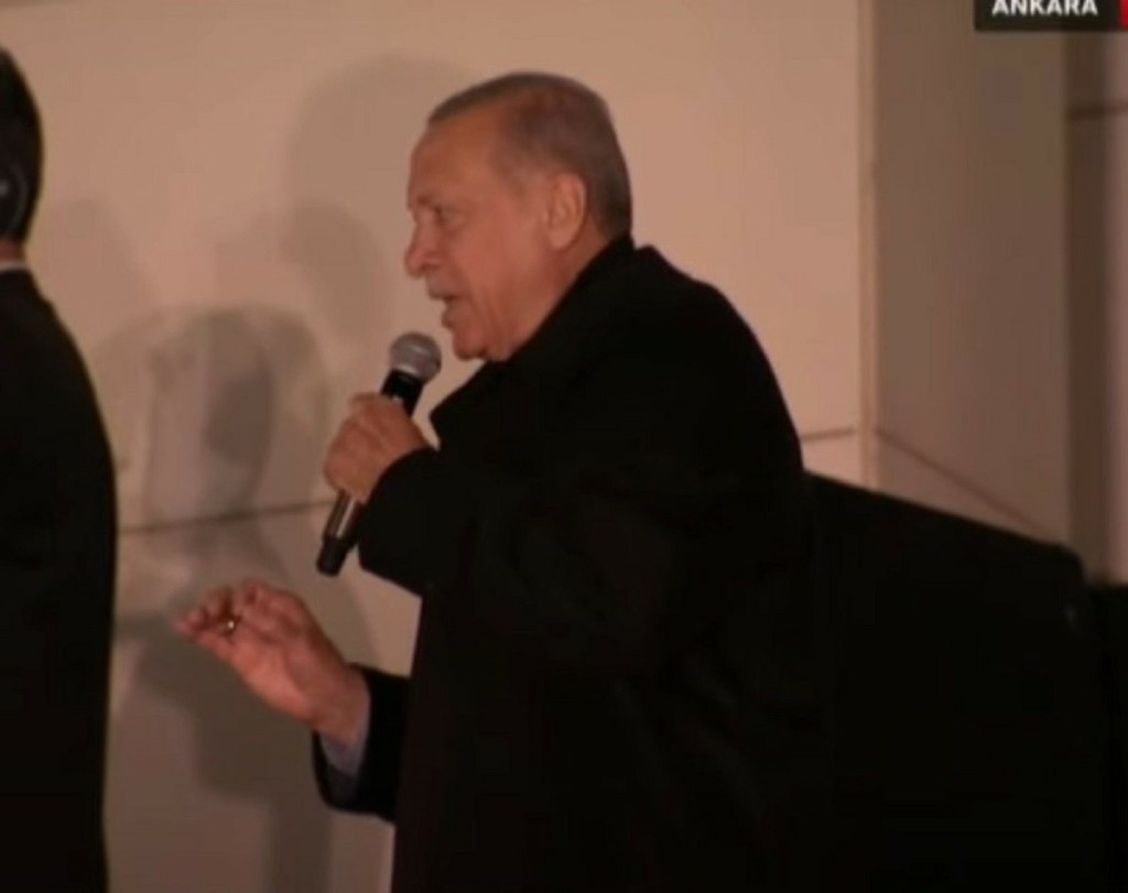 Εκλογές στην Τουρκία – Ερντογάν: «Οι αντίπαλοι μας προσπάθησαν να ξεγελάσουν τους πολίτες – Είμαστε 2,5 εκατ. ψήφους μπροστά»