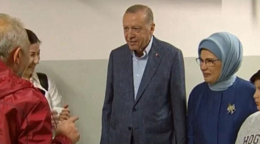 Εκλογές στην Τουρκία: Ψήφισαν ο Ερντογάν και η σύζυγός του Εμινέ (vid)