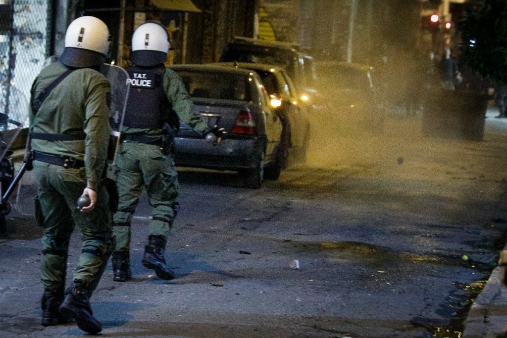 Επεισόδια στα Εξάρχεια – Μολότοφ και φωτιές σε κάδους τα ξημερώματα (vid)