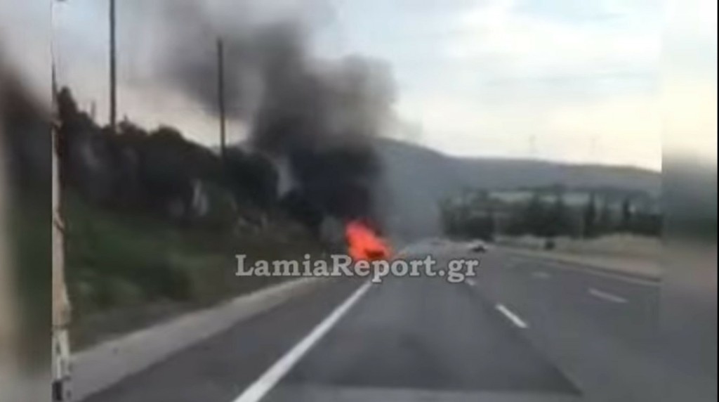 Aυτοκίνητο πήρε φωτιά στην εθνική οδό –  Τρόμος για μητέρα και παιδιά (vid)