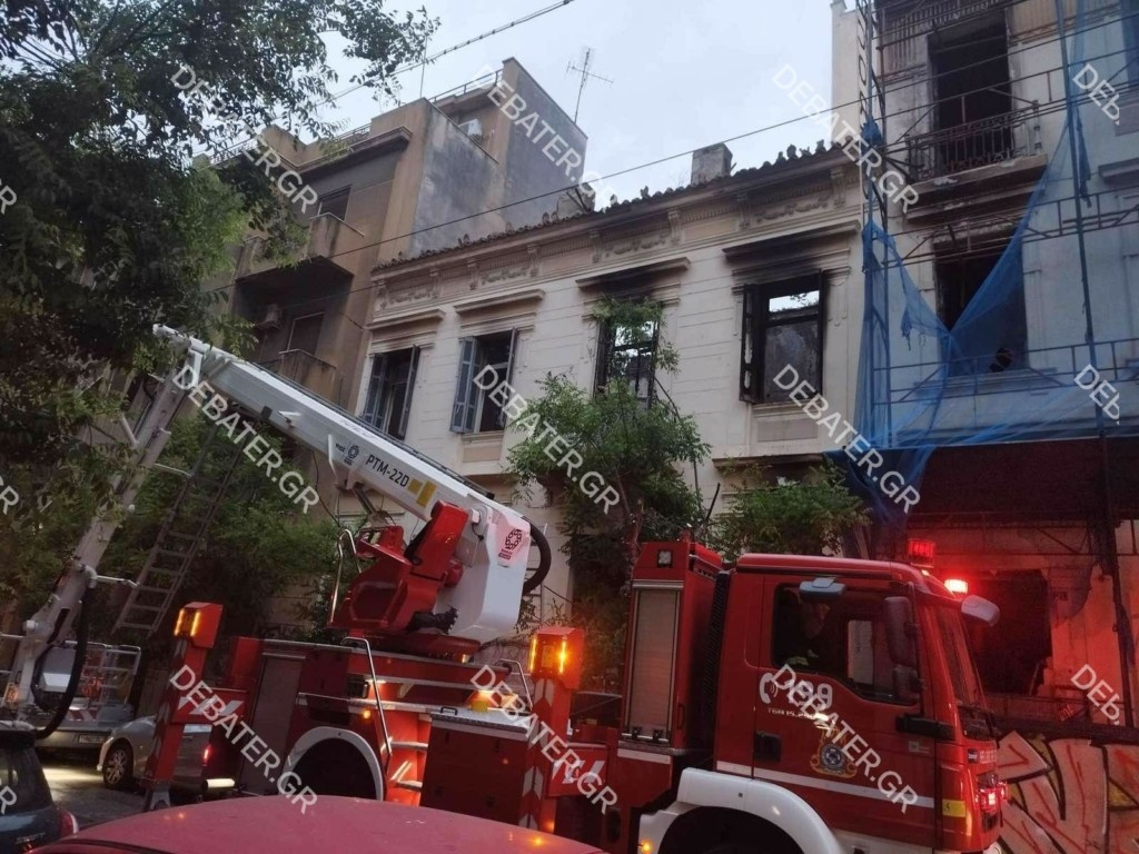 Φωτιά σε κτίριο στο κέντρο της Αθήνας (pics)