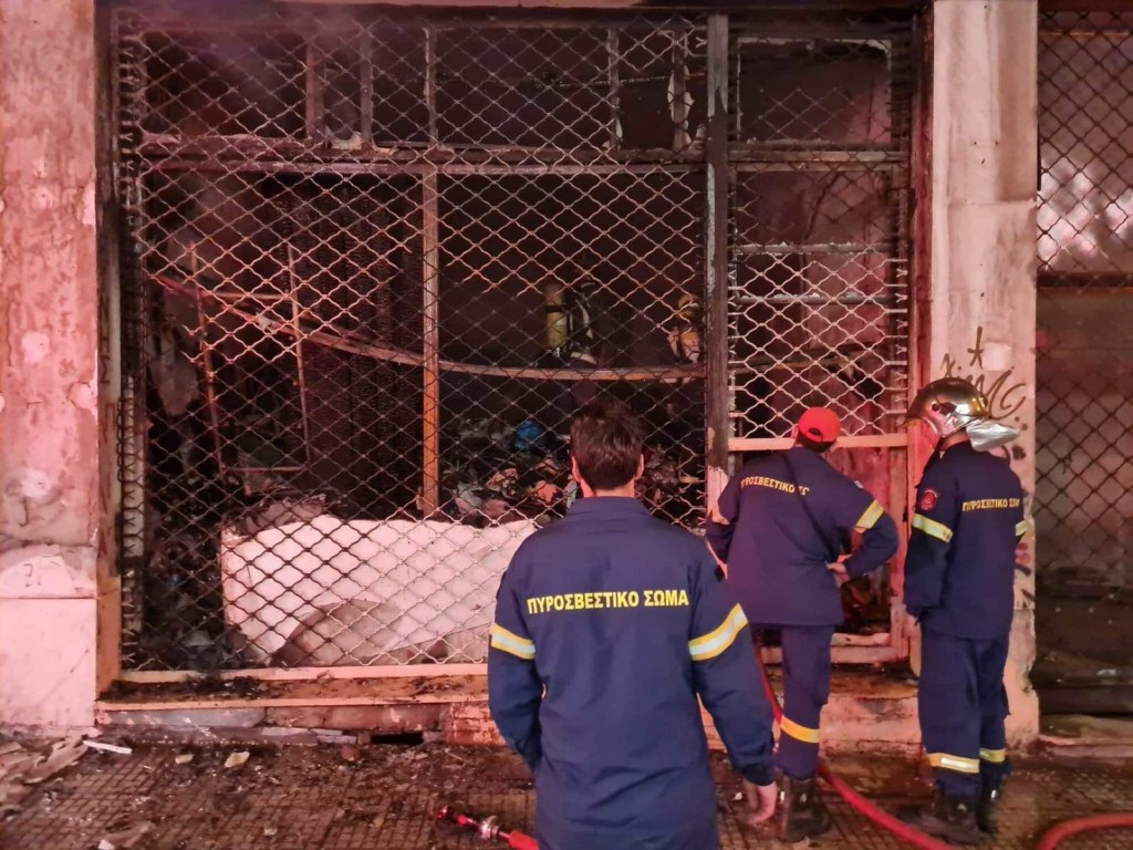 Φωτιά σε εγκαταλελειμμένο ξενοδοχείο στο κέντρο της Αθήνας