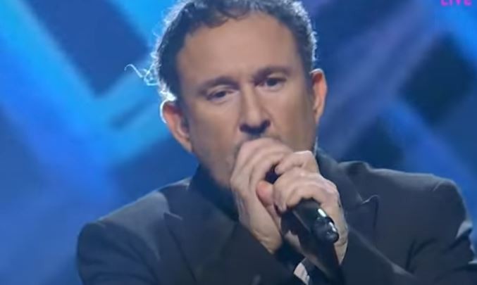 Ο Γιάννης Παπαμιχαήλ απαντά στα κακεντρεχή σχόλια για την εμφάνισή του στο J2US – “Δεν ήρθα για να τραγουδήσω αλά Μιchael Jackson”