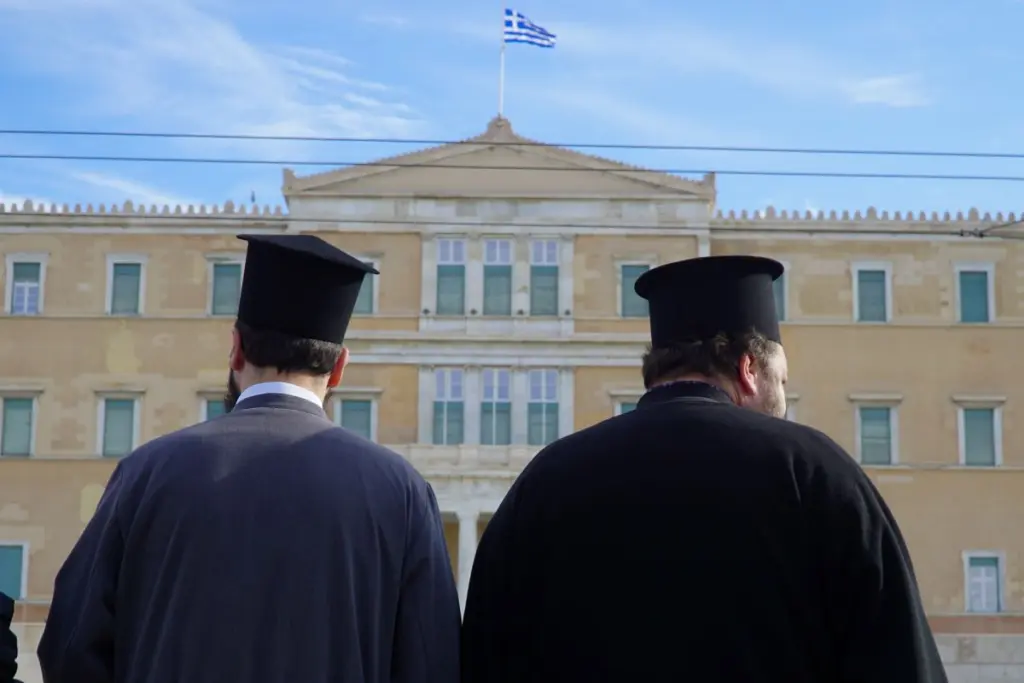 Ιερέας έκρυβε πάνω από 150.000 ευρώ σε κατσαρόλες και τάπερ στο Ηράκλειο