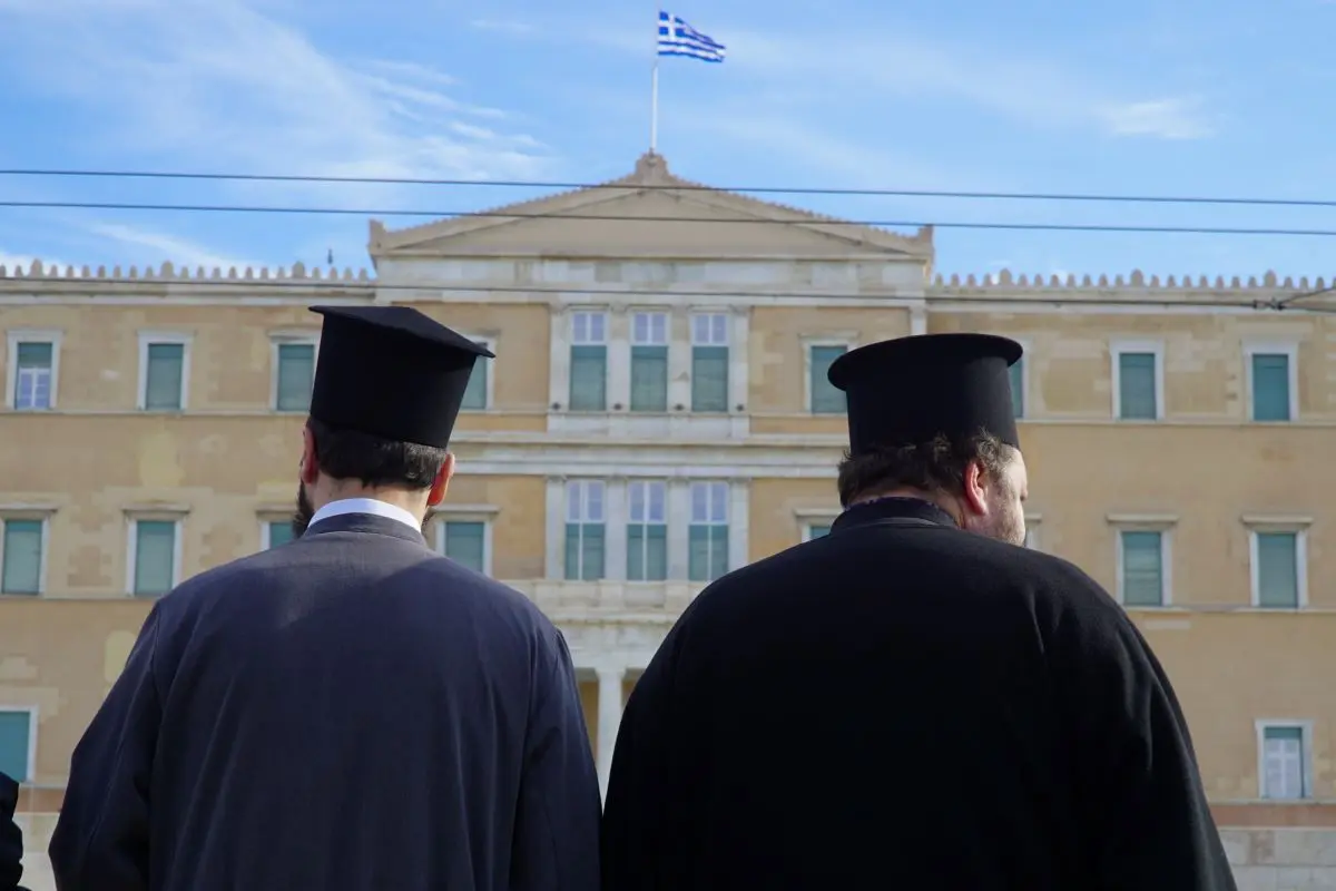 Ιερέας έκρυβε πάνω από 150.000 ευρώ σε κατσαρόλες και τάπερ στο Ηράκλειο