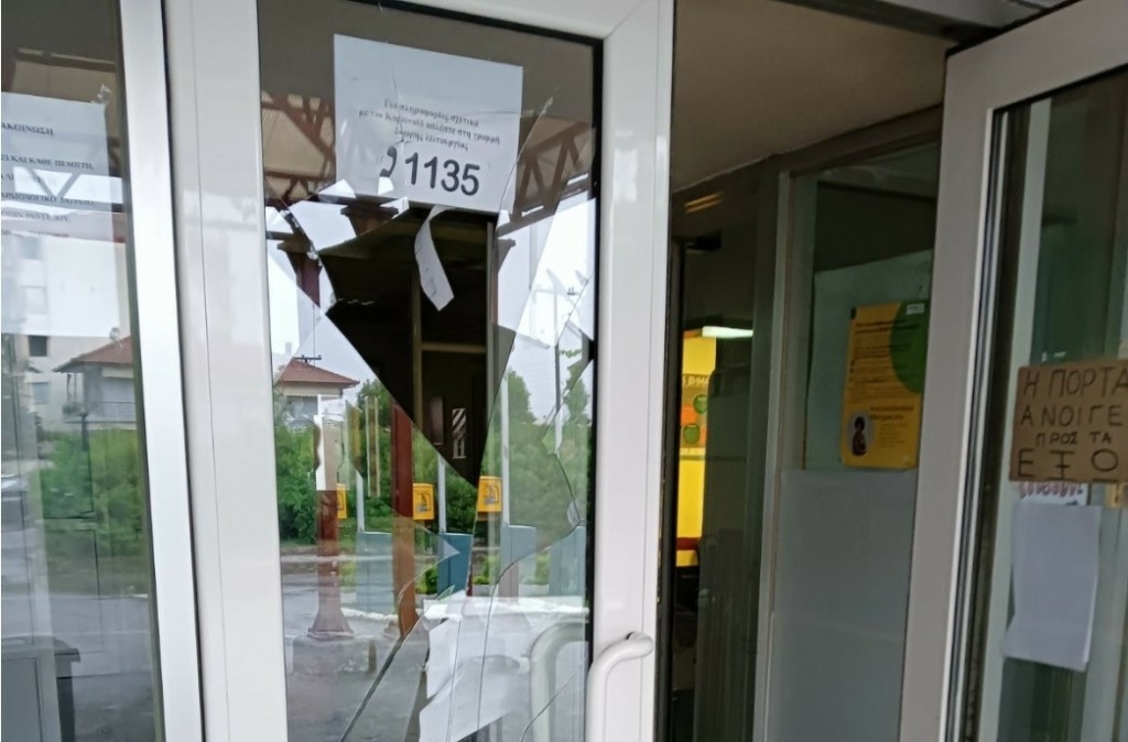 Ρομά έκαναν “γυαλιά – καρφιά” το Κέντρο Υγείας στην Αλεξάνδρεια Ημαθίας – Τραυματίστηκε τραυματιοφορέας (pics)