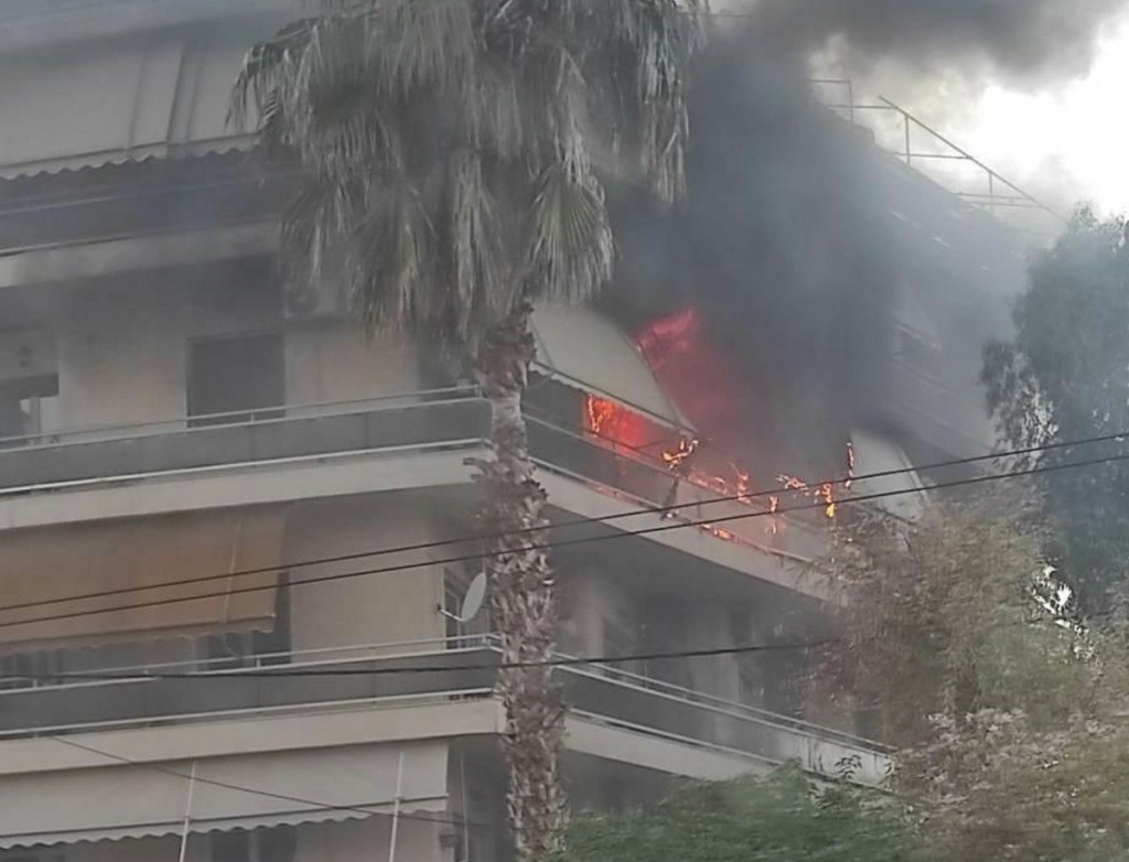 Υπό έλεγχο η φωτιά σε διαμέρισμα στην Καλλιθέα – Αποκαταστάθηκε η κυκλοφορία στην οδό Θησέως