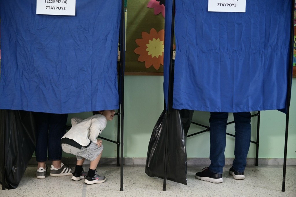 Εκλογές 2023: 10+1 “κλικ” από τις κάλπες – Η Χιονάτη, ο Μίκυ, οι μπόμπιρες και τα… σκυλάκια