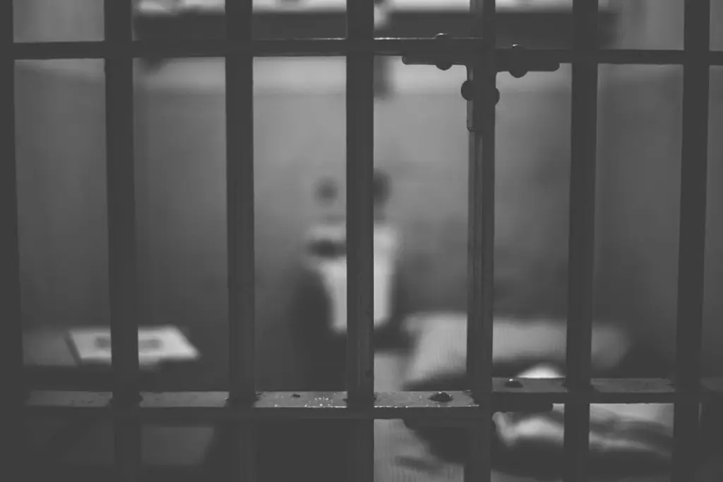 Καταγγελία σοκ στην Κρήτη: “Μαμά με βίαζαν κάθε βράδυ στο κελί”