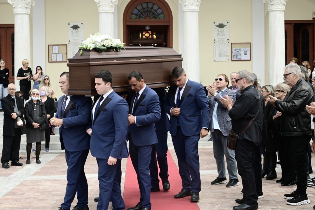 Το τελευταίο «αντίο» στον Γιάννη Βογιατζή – Συντετριμμένος στην κηδεία ο ξάδερφός του και ηθοποιός (pics)